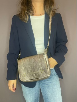 Sac cuir porté travers rabat clouté forme besace