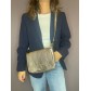 Sac cuir porté travers rabat clouté forme besace
