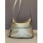 Sac  porté travers grainé  avec fermeture à l'avant et pompom