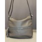 Sac  porté travers grainé  avec fermeture à l'avant et pompom
