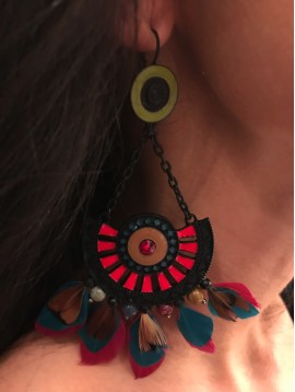 Boucles d'oreilles - Style éventail avec plumes colorées.