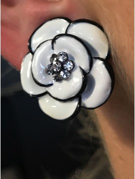 Earrings - Enamelled flower with rhinestones.