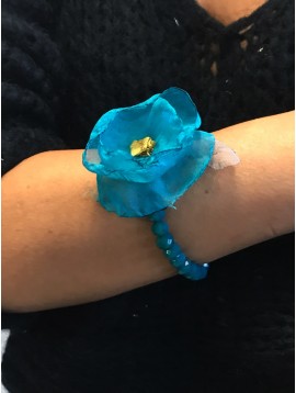 Bracelet - Perles à facettes avec fleur en tissu plumes.