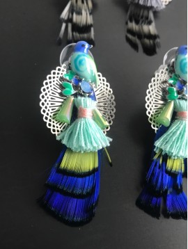 Boucles d'oreilles - Rosace avec oiseau résine et plume.