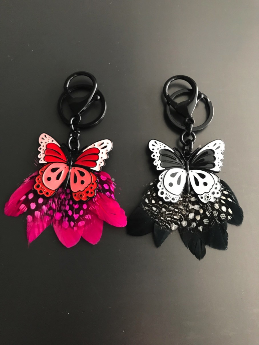 Porte clés - Papillon émaillé avec plumes.