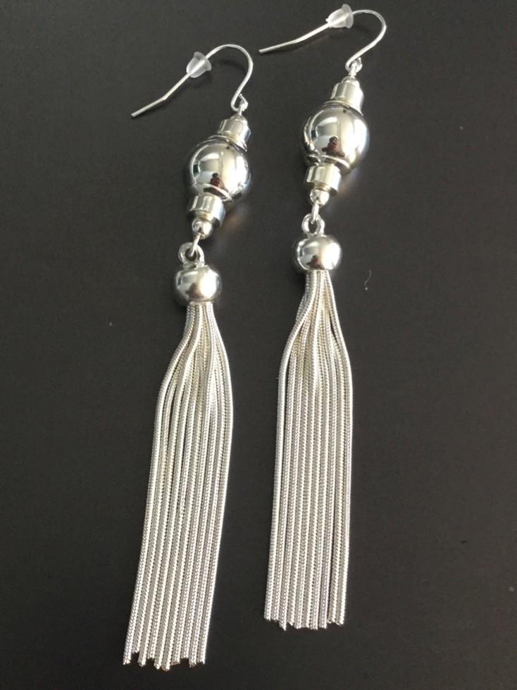 Boucles d'oreilles - Dégradée de boules et pompom en métal.