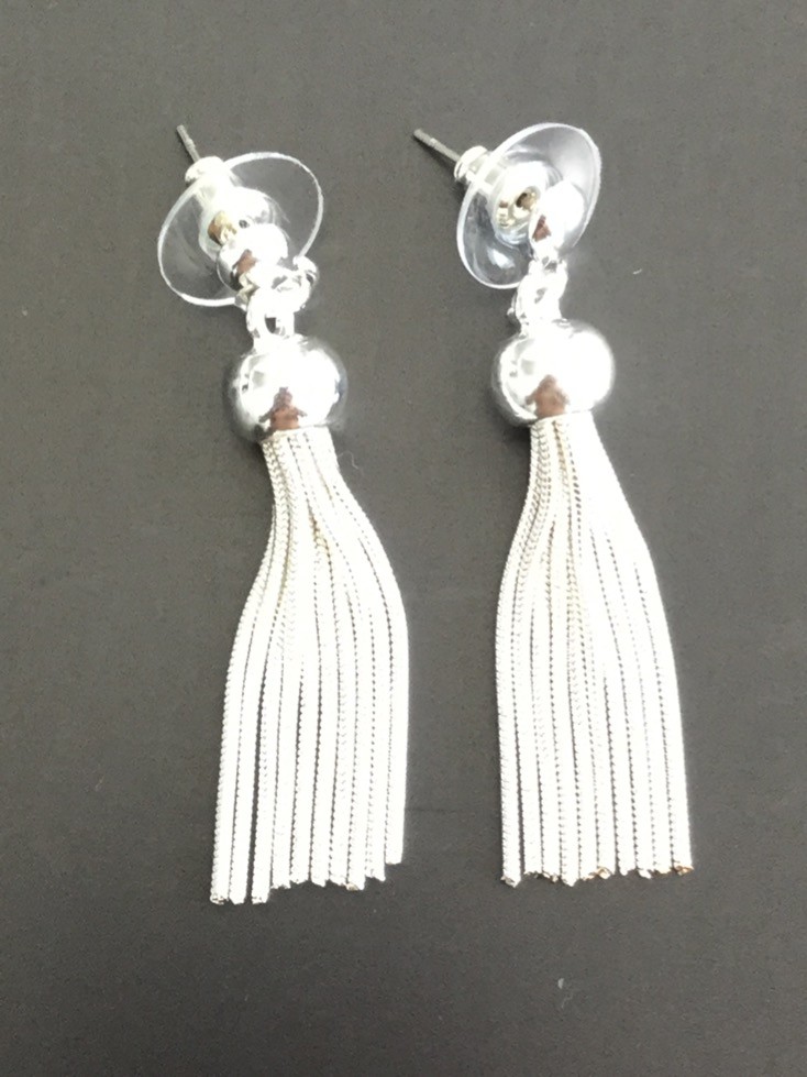 Boucles d'oreilles - Chaînes métalliques et pompom.