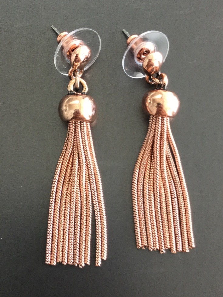 Boucles d'oreilles - Chaînes métalliques et pompom.