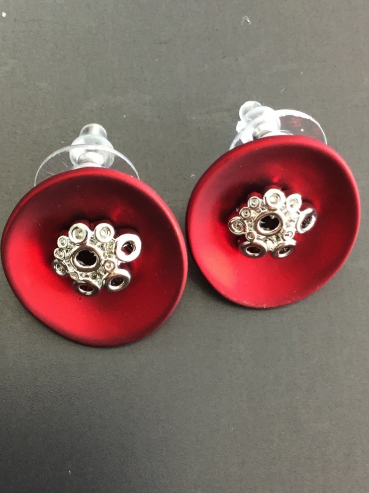 Boucles d'oreilles - Disque stylisé mat façon fleur.