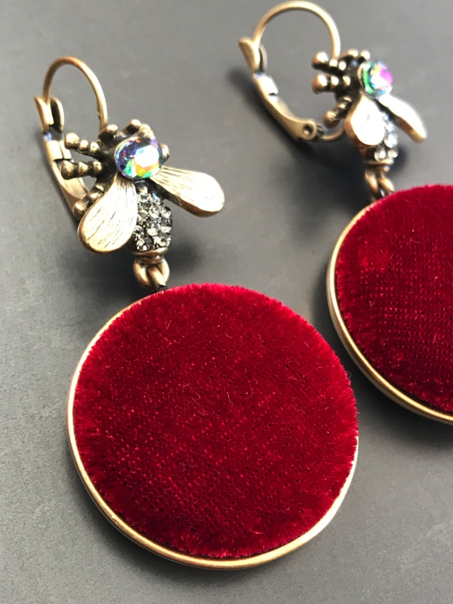 Boucles d'oreilles - Pastilles en velours avec abeille.