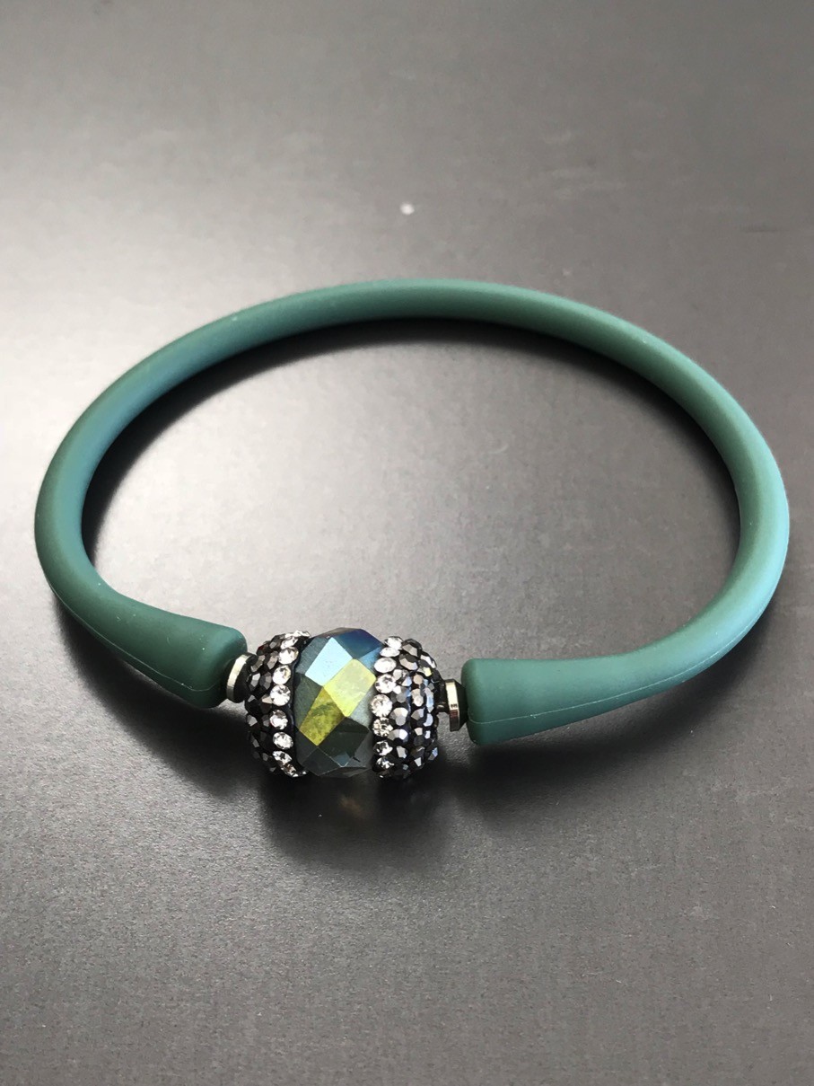 Bracelet - Gomme avec perle facette et strass.