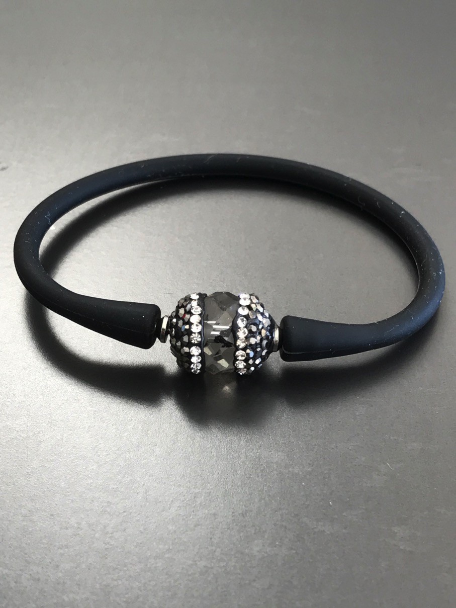 Bracelet - Gomme avec perle facette et strass.