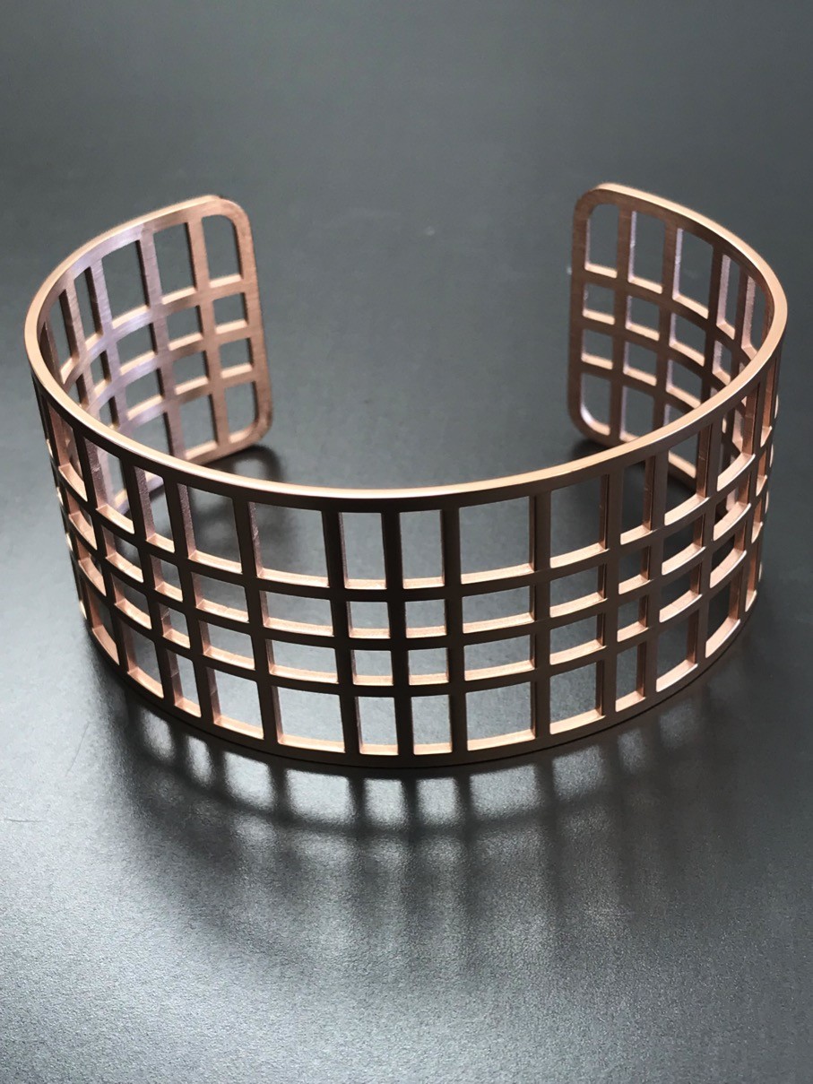 Bracelet Acier - Manchette quadrillée.