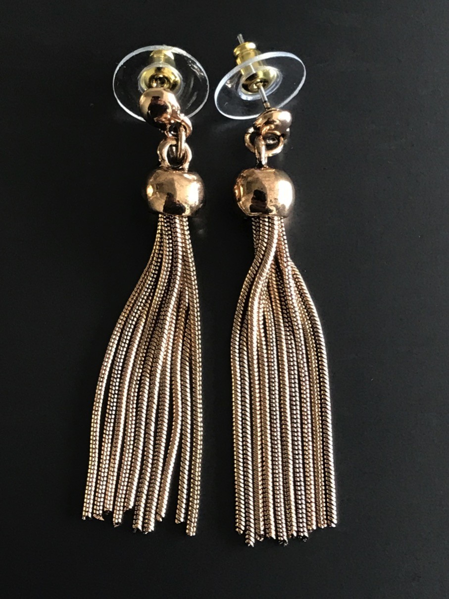 Boucles d'oreilles - Chaînes métalliques et pompom.