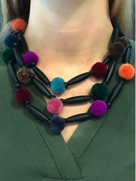 Collier - Multirangs avec boules pompons et perles longues