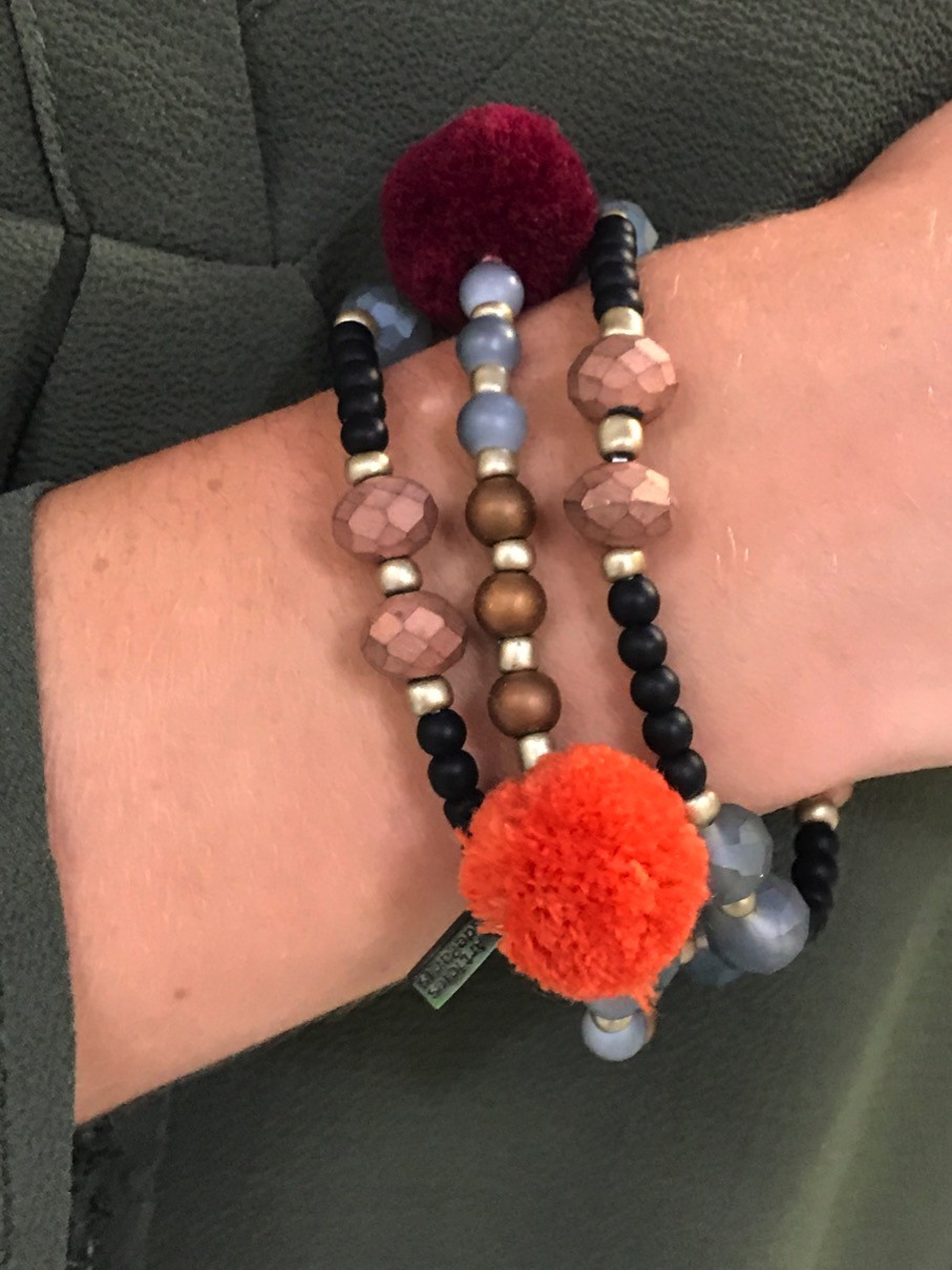 Bracelet - Multirangs avec pompons et perles à facettes.