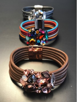 Bracelet - Bunch of stones on multicordons leather.