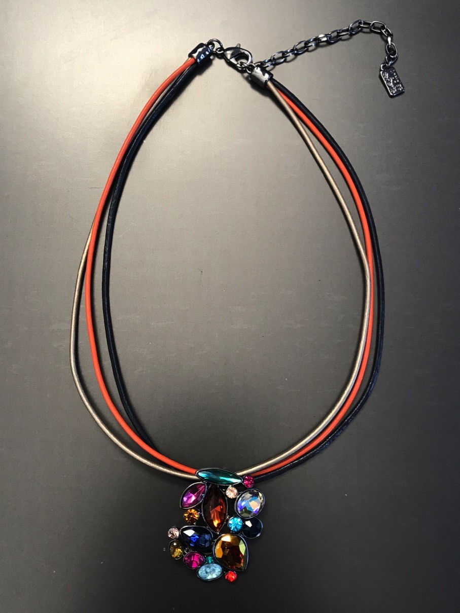 Collier - Grappe de pierres sur multicordons cuir.