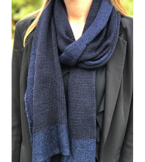 Scarf - two-tone scarf in fine knit.