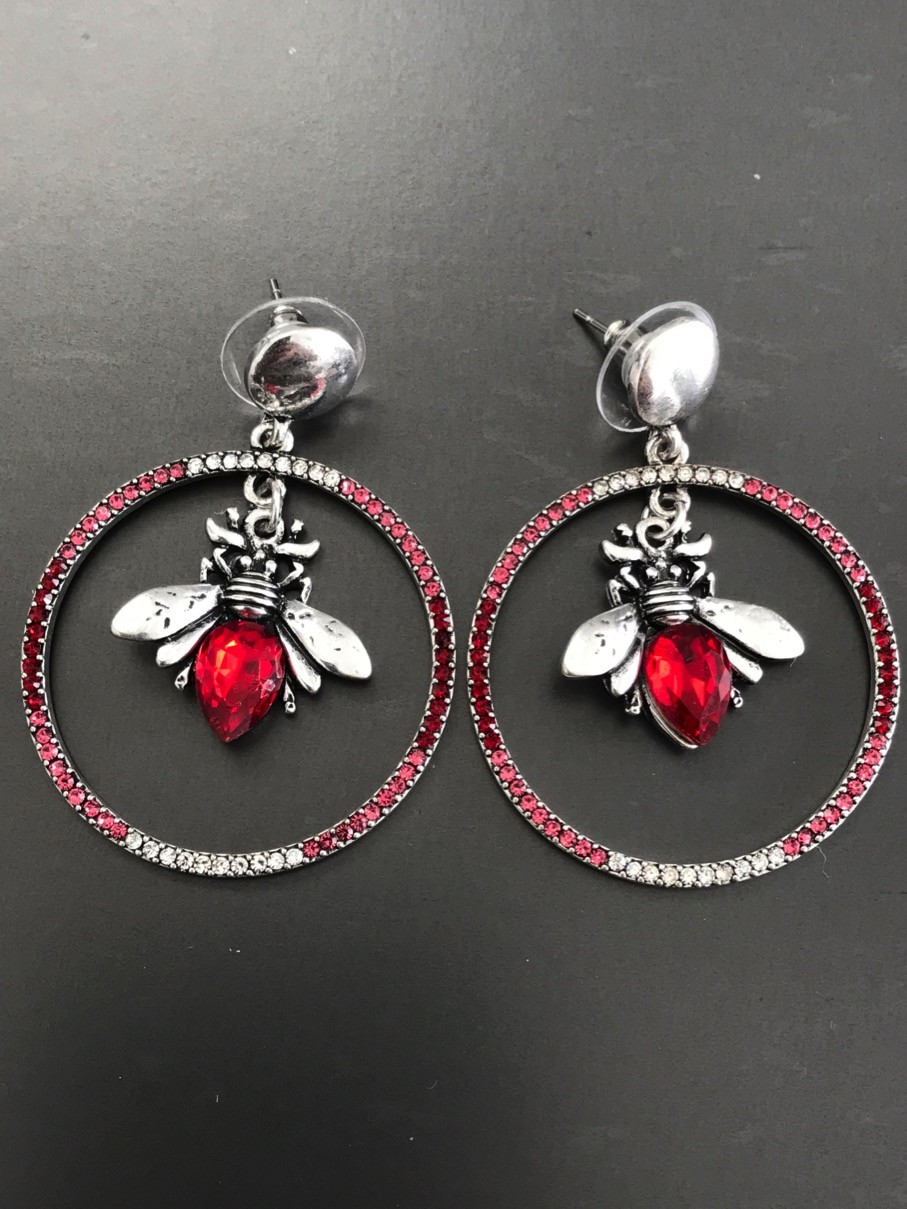 Boucles d'oreilles - Anneau métal avec abeille pendante.