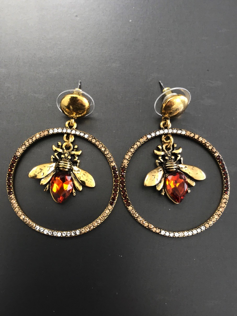 Boucles d'oreilles - Anneau métal avec abeille pendante.