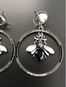 Boucles d'oreilles - Anneau métal avec abeille pendante.