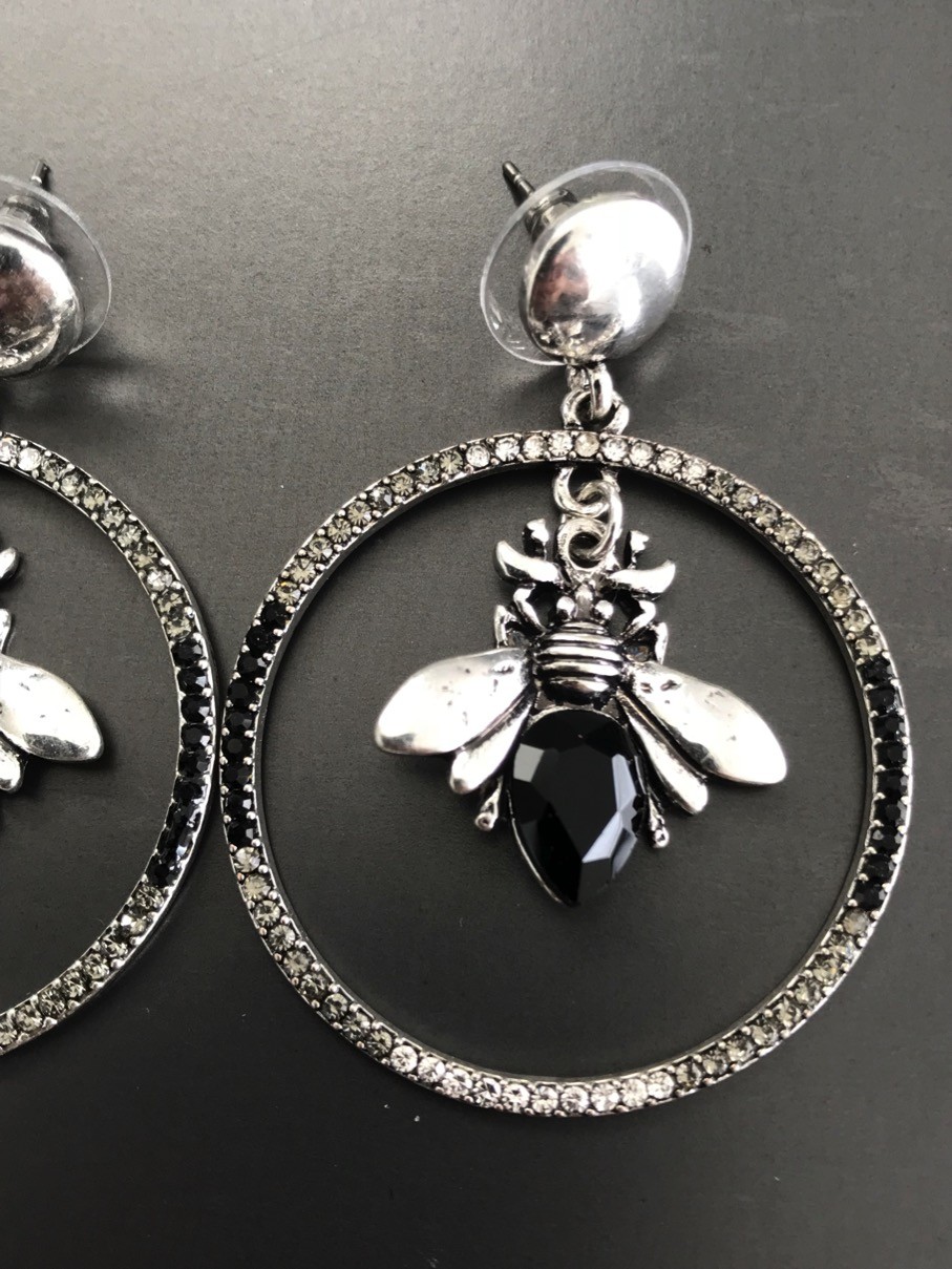 Boucles d'oreilles - Anneau métal avec abeille pendante.