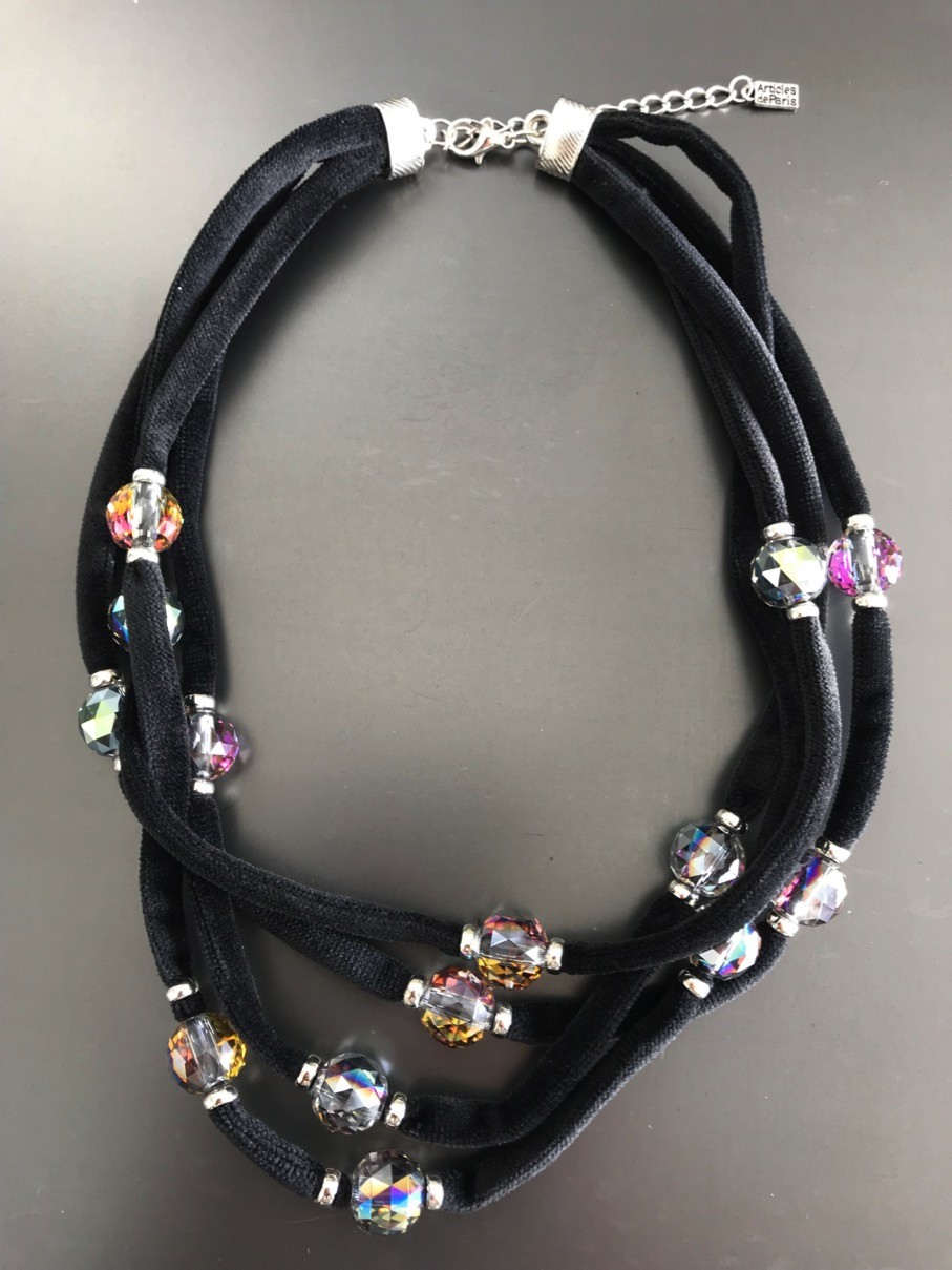 Collier - Velours multirangs avec perles à facettes.