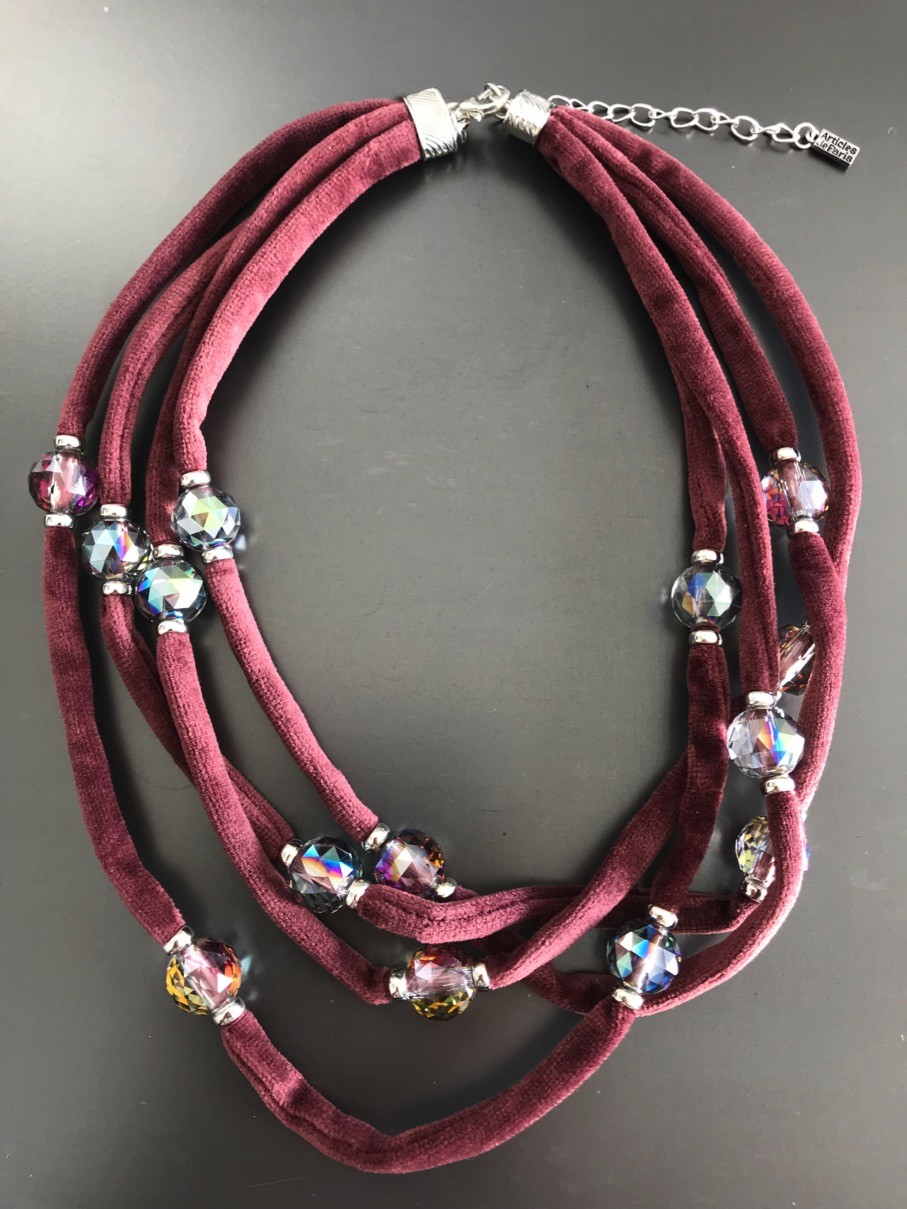 Collier - Velours multirangs avec perles à facettes.