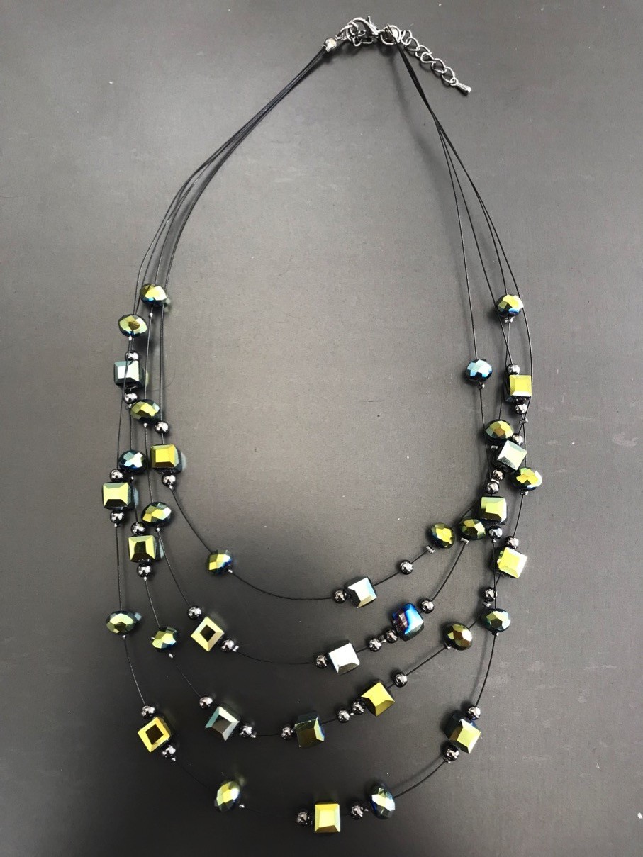 Collier - Multirangs avec perles facettes rondes et carrés.