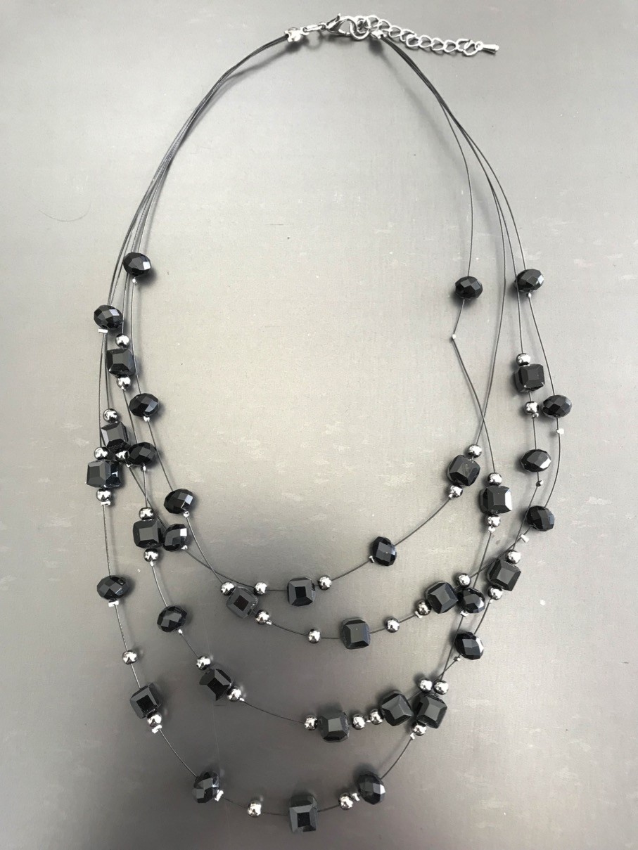 Collier - Multirangs avec perles facettes rondes et carrés.