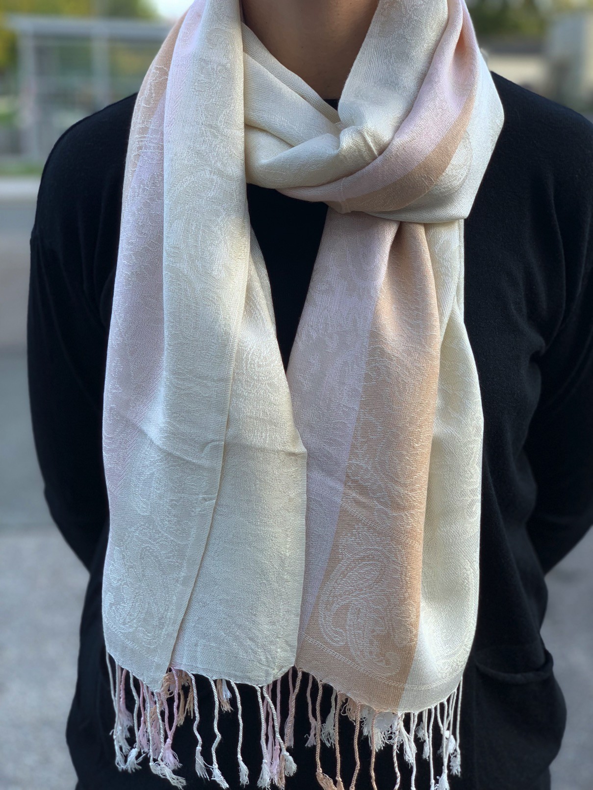 Étole - Motif arabesque et franges.