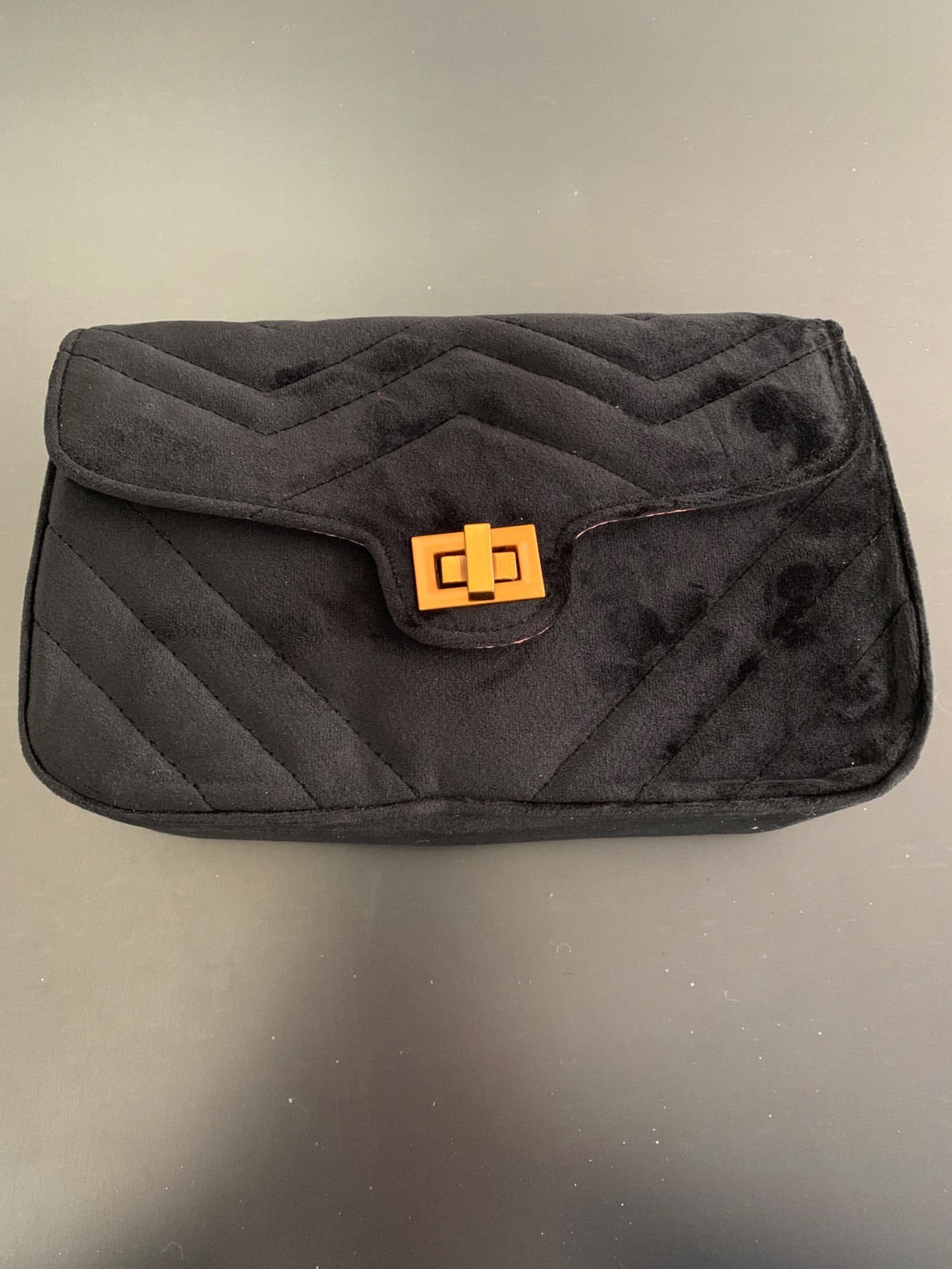 Sac porté travers - Uni en velours matelassé avec fermoir rotatif.