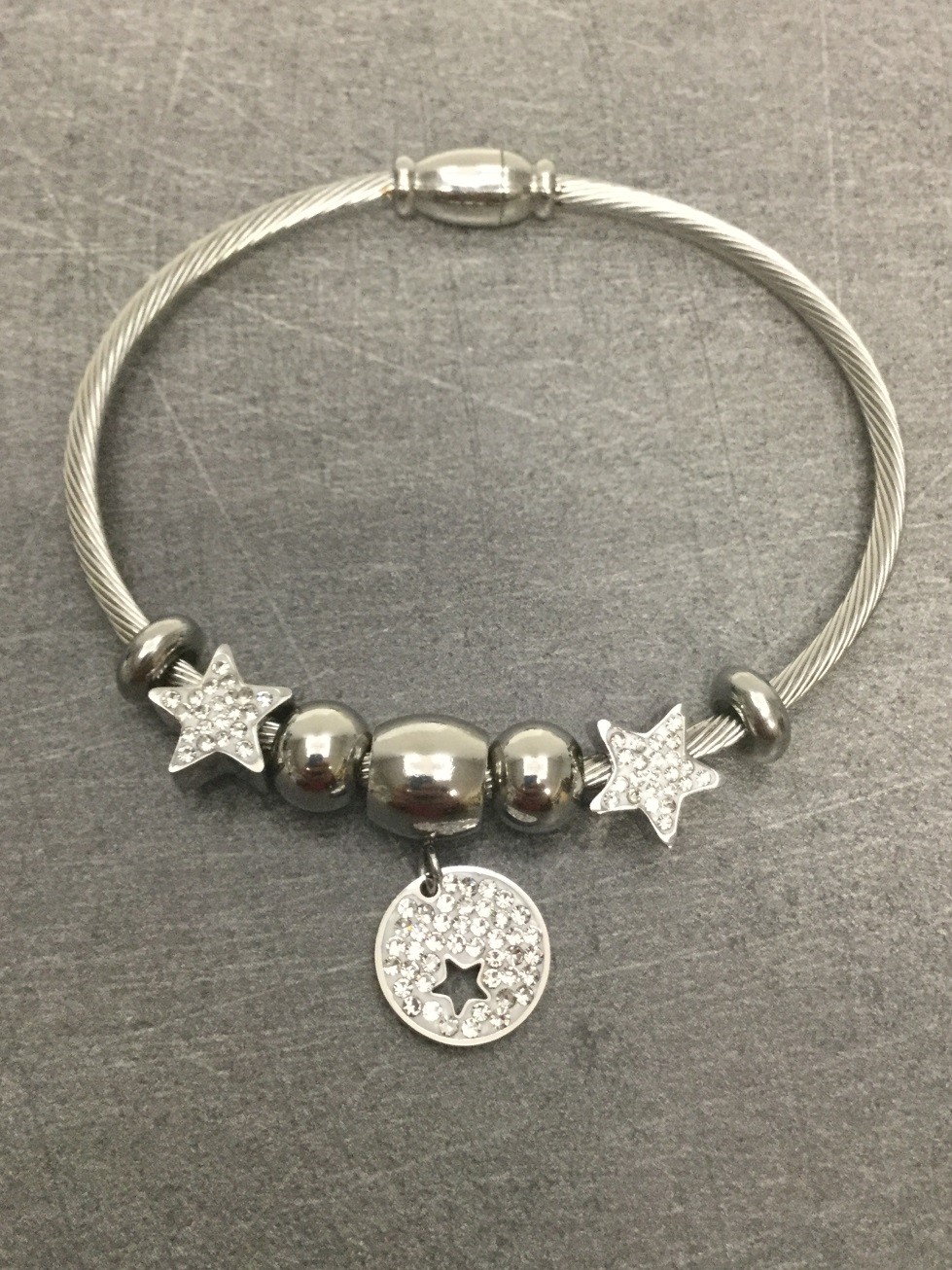 Bracelet Acier - Jonc fermé avec plusieurs pampilles étoiles avec strass.