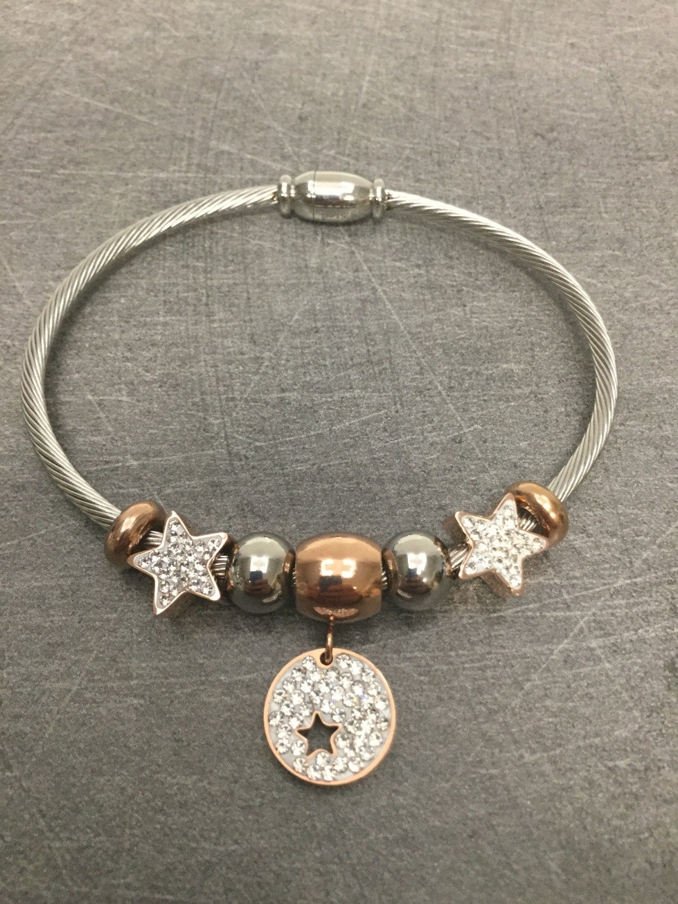 Bracelet Acier - Jonc fermé avec plusieurs pampilles étoiles avec strass.