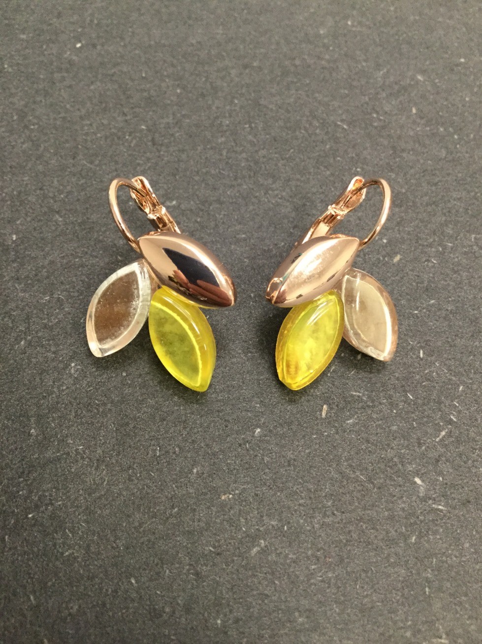 Boucles d'oreilles - Feuilles en résine et métal.