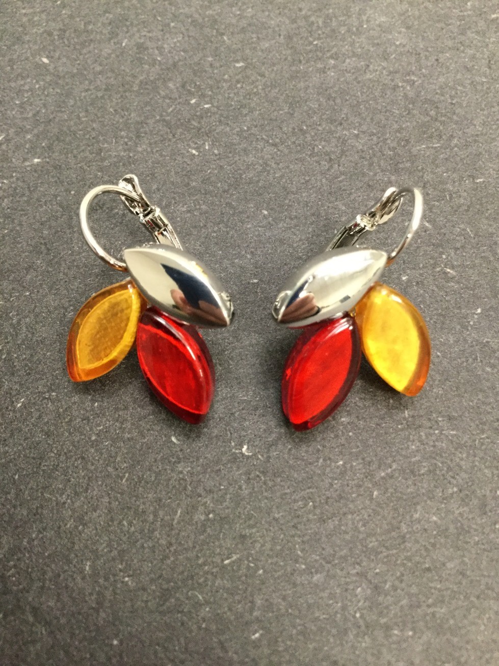 Boucles d'oreilles - Feuilles en résine et métal.