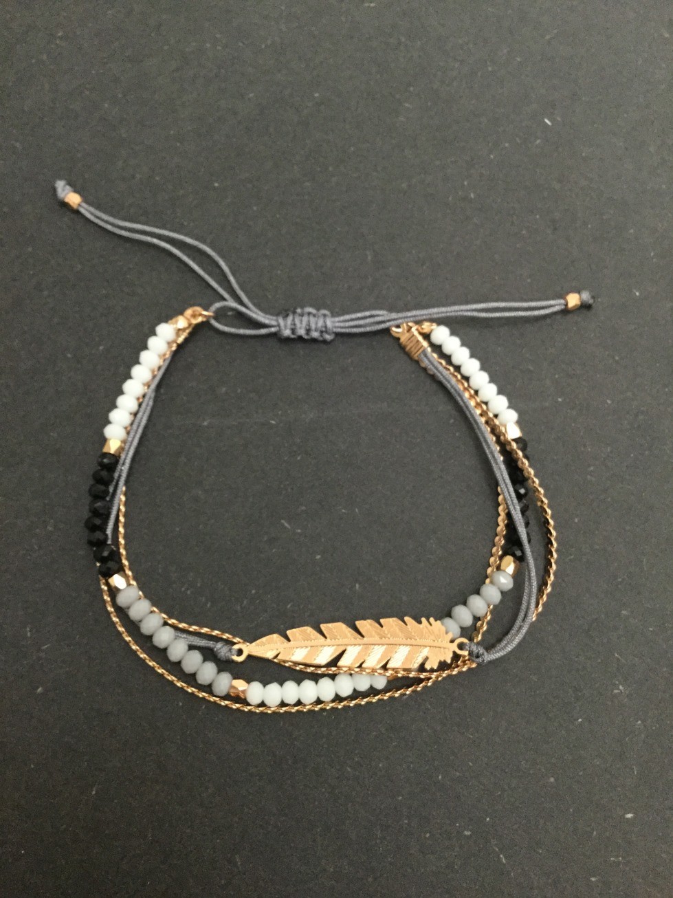 Bracelet - Coulissant multirangs avec plume métallique.