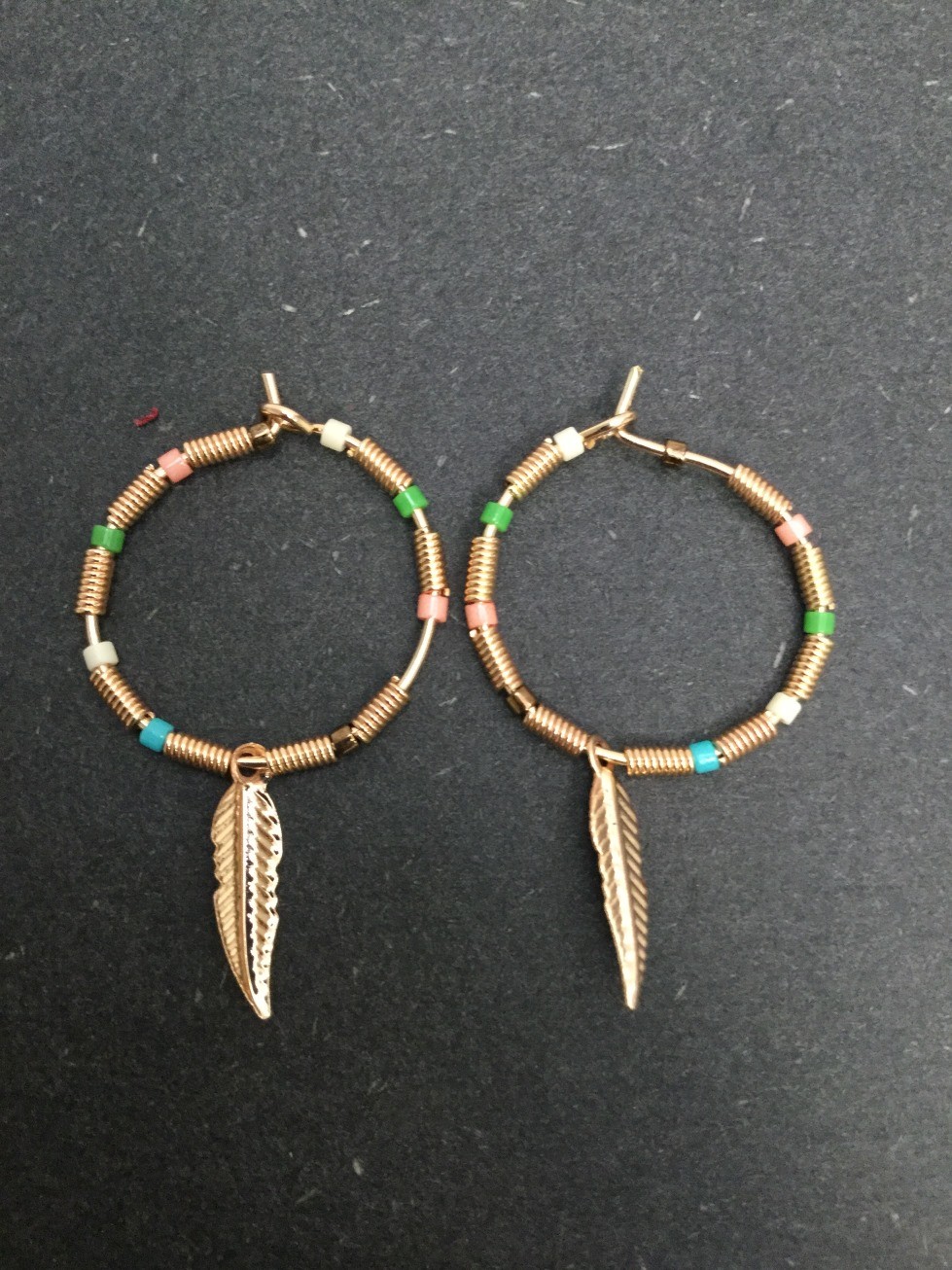 Boucles d'oreilles - Anneau avec perles colorées et plume métallique.