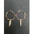 Boucles d'oreilles - Anneau avec perles colorées et plume métallique.