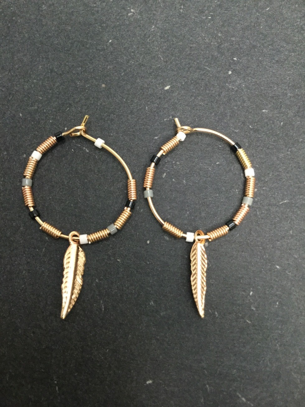 Boucles d'oreilles - Anneau avec perles colorées et plume métallique.