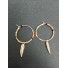 Boucles d'oreilles - Anneau avec perles colorées et plume métallique.