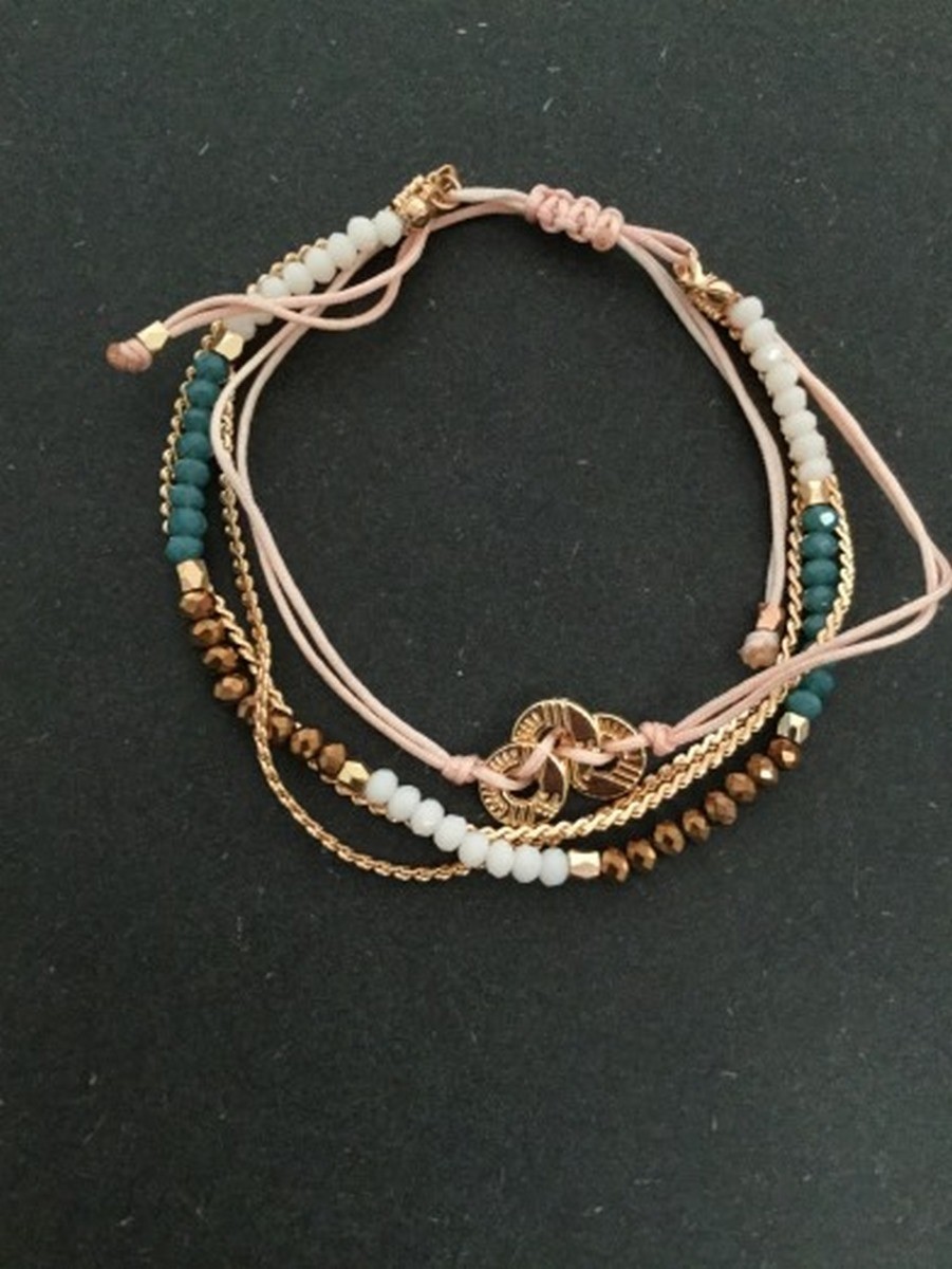 Bracelet - Coulissant multirangs avec anneaux métalliques.