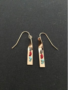 Boucles d'oreilles - Tige torsadée avec perles colorées.