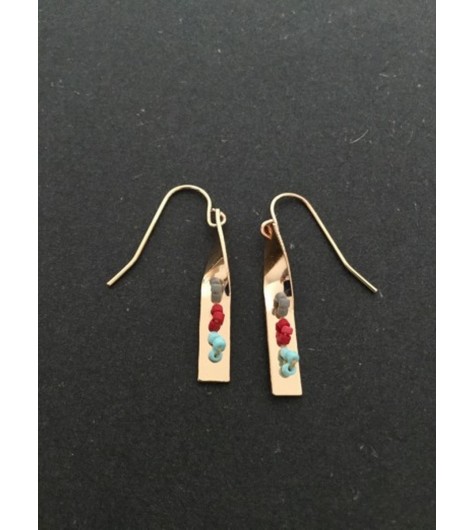 Boucles d'oreilles - Tige torsadée avec perles colorées.