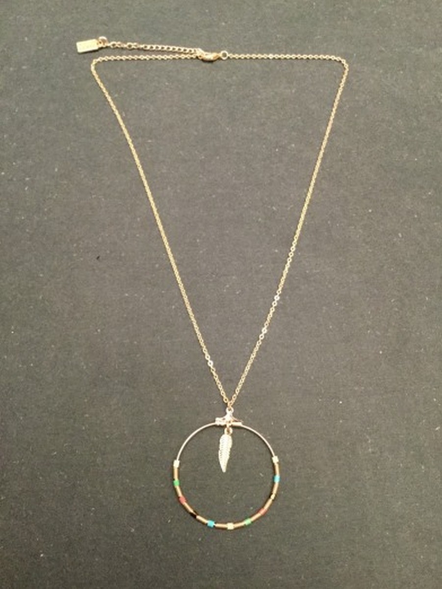 Collier Long - Anneau avec perles colorées et plume métallique.