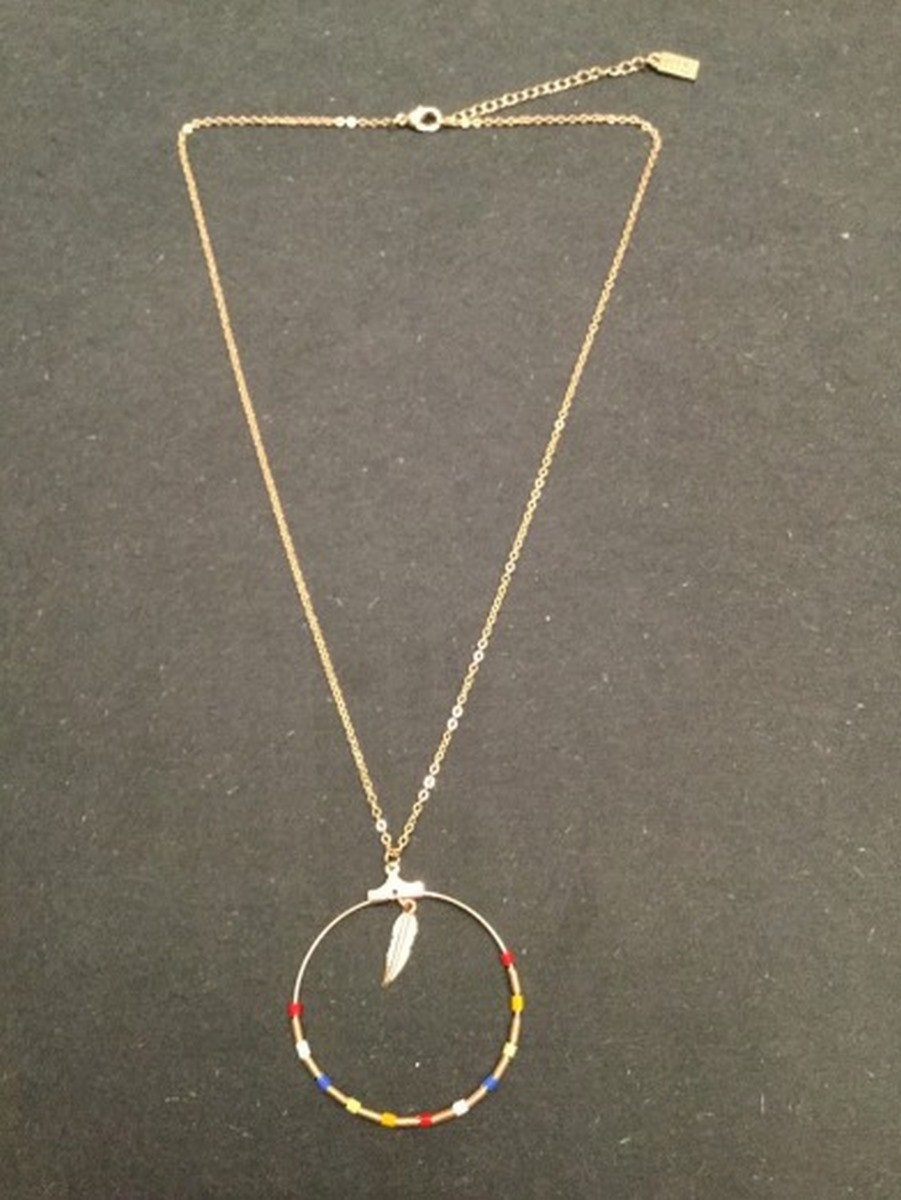 Collier Long - Anneau avec perles colorées et plume métallique.