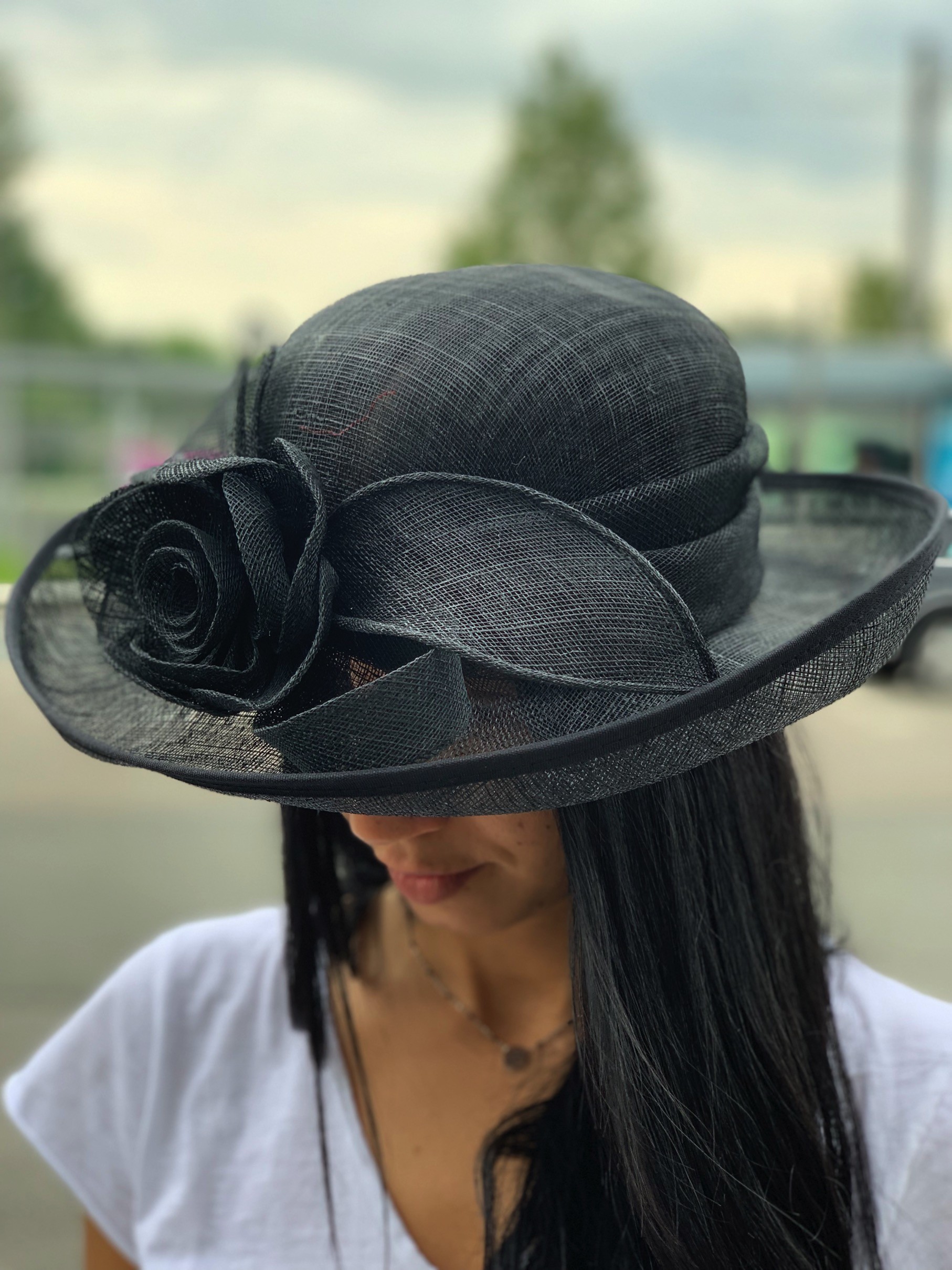 Chapeau sisal relevé grosse fleur