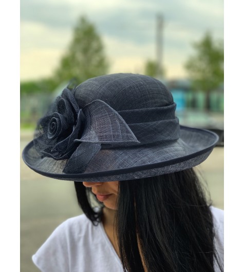 Chapeau sisal relevé grosse fleur