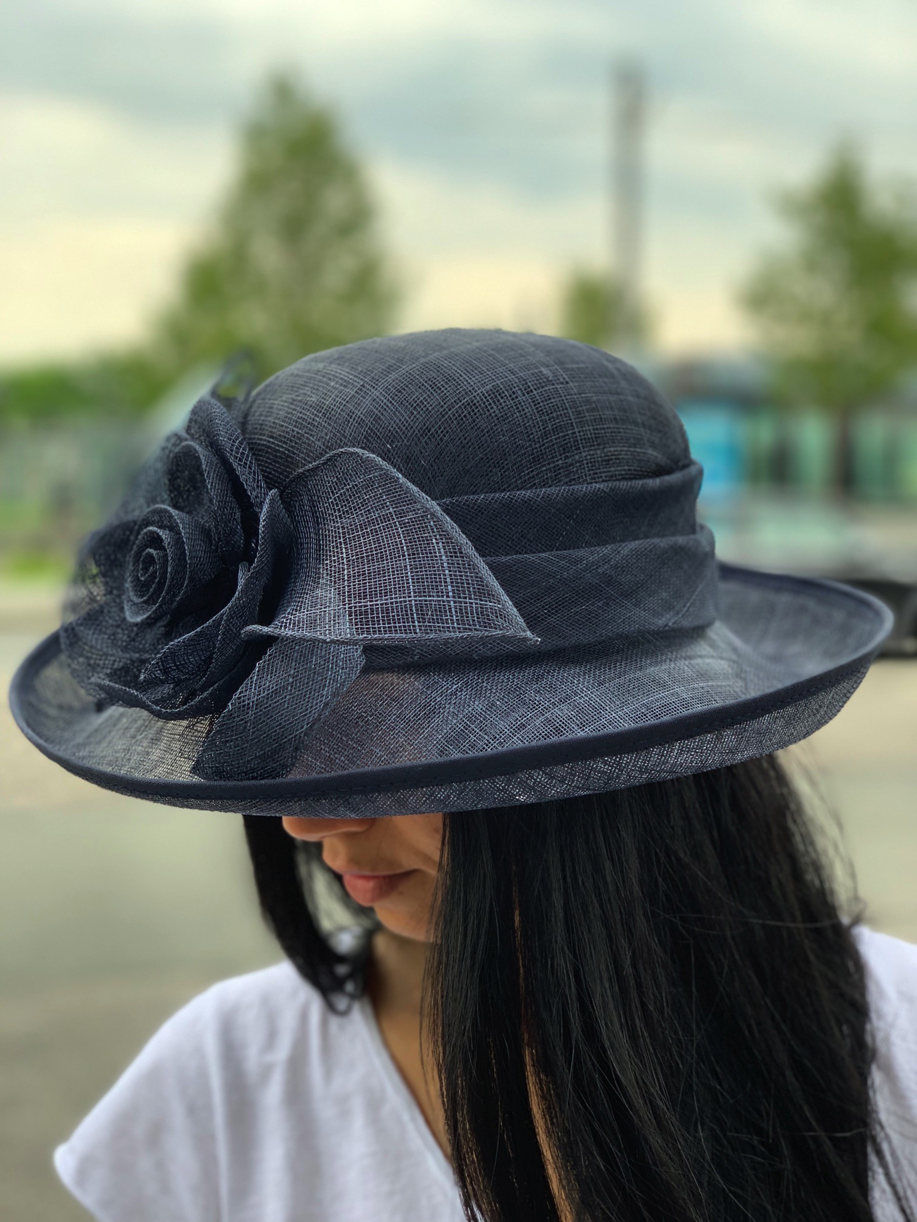 Chapeau sisal relevé grosse fleur